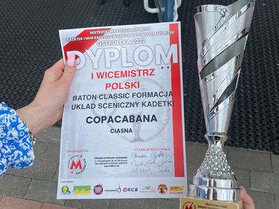 Alt="Zdjęcie przedstawia grupę kadetek z Zespołu Tańca Mażoretkowego "Copacabana" podczas występów na Mistrzostwach Polski w Ostrołęce."