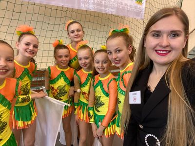 Alt="Zdjęcie przedstawia grupę kadetek z Zespołu Tańca Mażoretkowego "Copacabana" podczas występów na Mistrzostwach Polski w Ostrołęce."