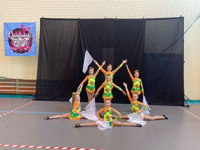 Alt="Zdjęcie przedstawia grupę kadetek z Zespołu Tańca Mażoretkowego "Copacabana" podczas występów na Mistrzostwach Polski w Ostrołęce."