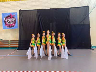 Alt="Zdjęcie przedstawia grupę kadetek z Zespołu Tańca Mażoretkowego "Copacabana" podczas występów na Mistrzostwach Polski w Ostrołęce."