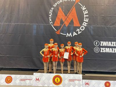 Alt="Zdjęcie przedstawia grupę kadetek z Zespołu Tańca Mażoretkowego "Copacabana" podczas występów na Mistrzostwach Polski w Ostrołęce."