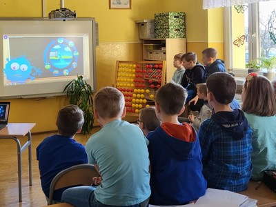 Alt="Uczniowie ze Zborowskiego obchodzący Dzień Wody."