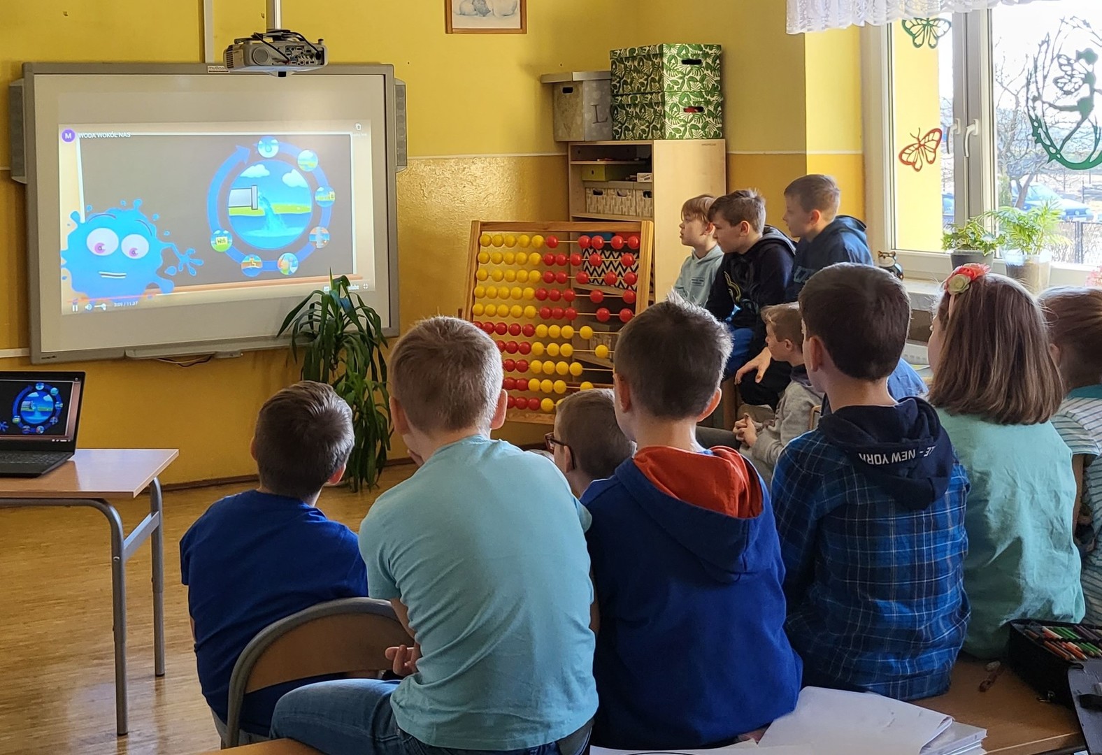 Alt="Uczniowie ze Zborowskiego obchodzący Dzień Wody."