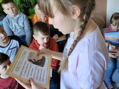 Alt="Zdjęcie przedstawia uczniów podczas Światowego Dnia Książki i Praw Autorskich. "