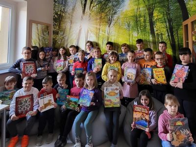 Alt="Zdjęcie przedstawia uczniów podczas Światowego Dnia Książki i Praw Autorskich. "