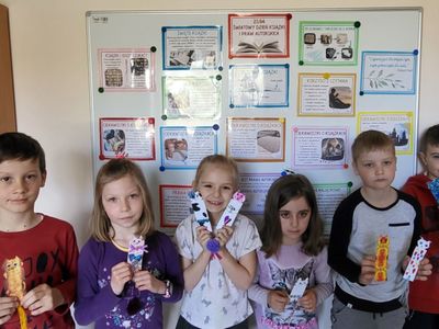 Alt="Zdjęcie przedstawia uczniów podczas Światowego Dnia Książki i Praw Autorskich. "