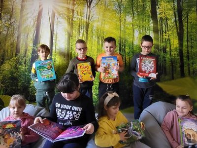Alt="Zdjęcie przedstawia uczniów podczas Światowego Dnia Książki i Praw Autorskich. "