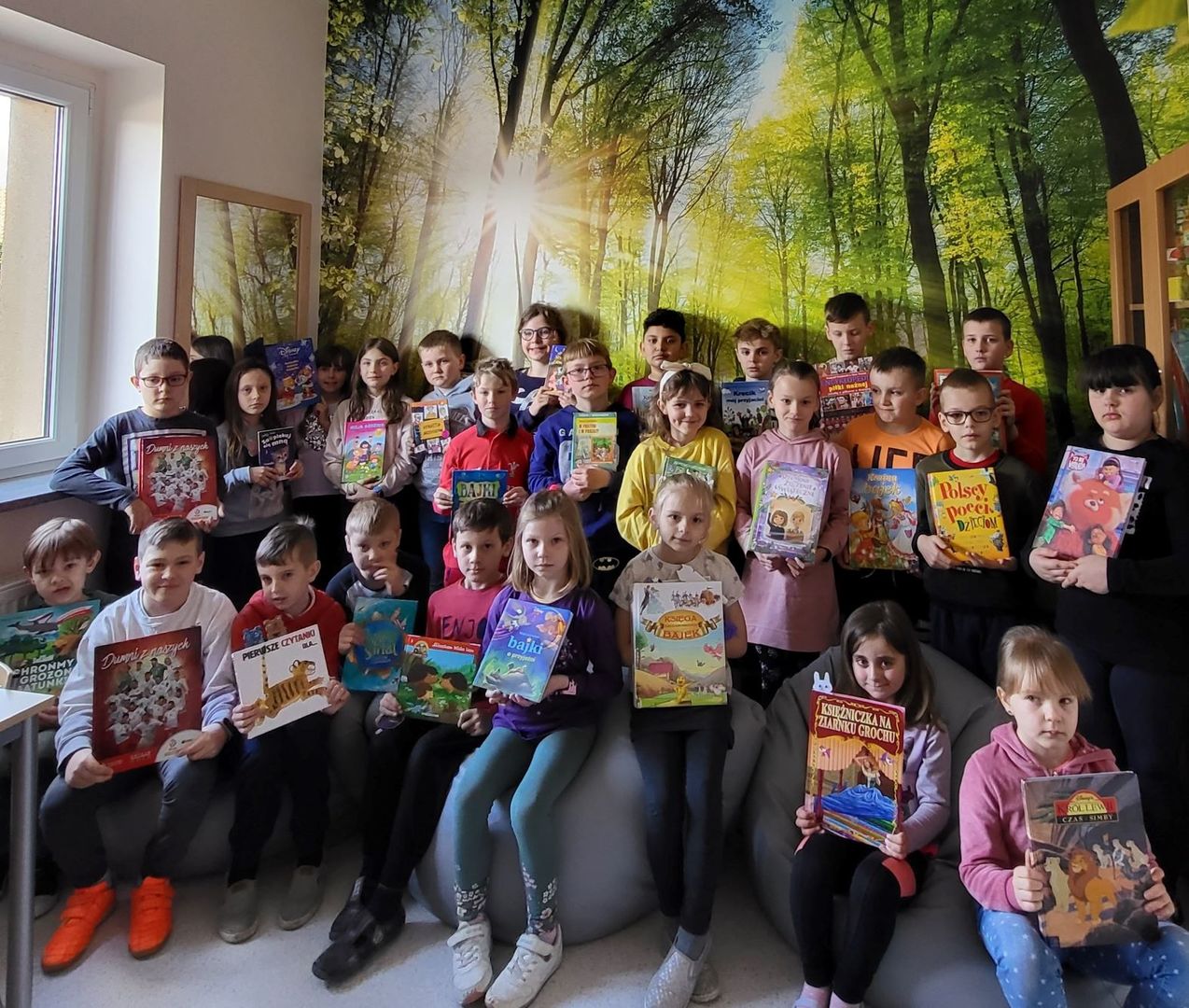 Alt="Zdjęcie przedstawia uczniów podczas Światowego Dnia Książki i Praw Autorskich. "
