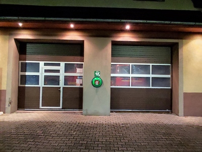 Alt="Strażacy z OSP Sieraków Śląski szkolą się z udzielania pierwszej pomocy."