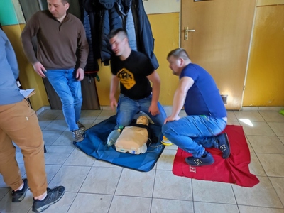 Alt="Strażacy z OSP Sieraków Śląski szkolą się z udzielania pierwszej pomocy."