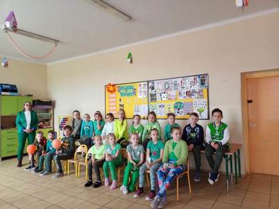 Alt="Zdjęcie przedstawia obchody Dnia Ziemi w szkole w Sierakowie Śląskim."