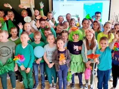 Alt="Zdjęcie przedstawia obchody Dnia Ziemi w szkole w Sierakowie Śląskim."