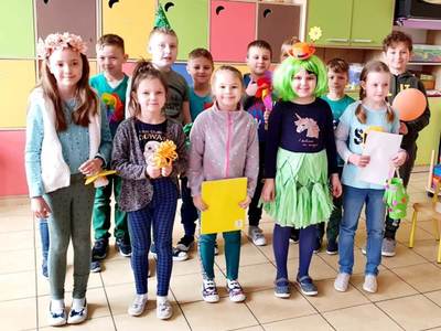 Alt="Zdjęcie przedstawia obchody Dnia Ziemi w szkole w Sierakowie Śląskim."