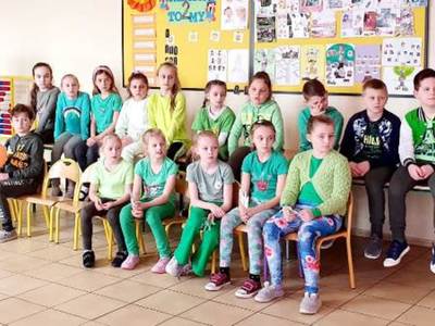 Alt="Zdjęcie przedstawia obchody Dnia Ziemi w szkole w Sierakowie Śląskim."