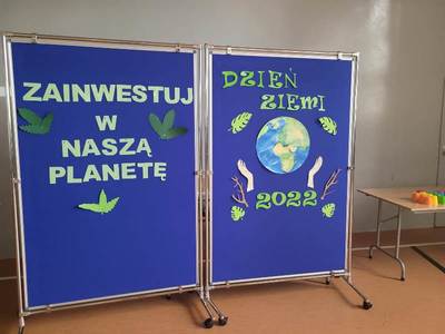 Alt="Zdjęcie przedstawia obchody Dnia Ziemi w szkole w Sierakowie Śląskim."