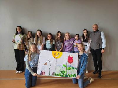 Alt="Zdjęcie przedstawia obchody Dnia Ziemi w szkole w Sierakowie Śląskim."