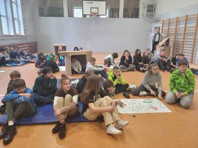 Alt="Zdjęcie przedstawia obchody Dnia Ziemi w szkole w Sierakowie Śląskim."