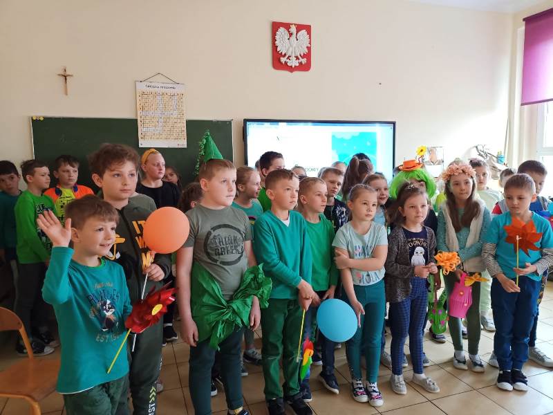Alt="Zdjęcie przedstawia obchody Dnia Ziemi w szkole w Sierakowie Śląskim."