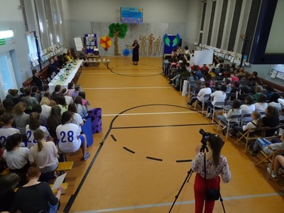 Alt=" Uczniowie szkół podstawowych Gminy Ciasna podczas XVII Szkolnych Prezentacjach Profilaktycznych w ramach ogólnopolskiej kampanii edukacyjnej, odbywającej się w hali sportowej w Sierakowie Śląskim."