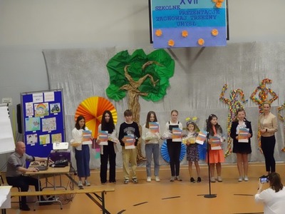 Alt=" Uczniowie szkół podstawowych Gminy Ciasna podczas XVII Szkolnych Prezentacjach Profilaktycznych w ramach ogólnopolskiej kampanii edukacyjnej, odbywającej się w hali sportowej w Sierakowie Śląskim."