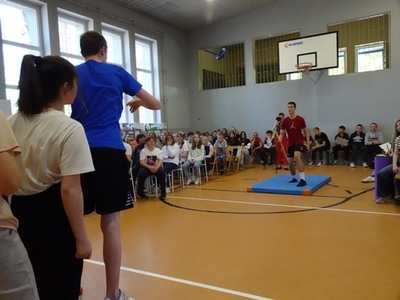 Alt=" Uczniowie szkół podstawowych Gminy Ciasna podczas XVII Szkolnych Prezentacjach Profilaktycznych w ramach ogólnopolskiej kampanii edukacyjnej, odbywającej się w hali sportowej w Sierakowie Śląskim."