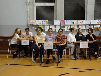 Alt=" Uczniowie szkół podstawowych Gminy Ciasna podczas XVII Szkolnych Prezentacjach Profilaktycznych w ramach ogólnopolskiej kampanii edukacyjnej, odbywającej się w hali sportowej w Sierakowie Śląskim."