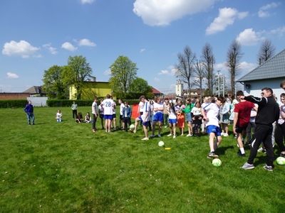 Alt=" Uczniowie szkół podstawowych Gminy Ciasna podczas XVII Szkolnych Prezentacjach Profilaktycznych w ramach ogólnopolskiej kampanii edukacyjnej, odbywającej się w hali sportowej w Sierakowie Śląskim."