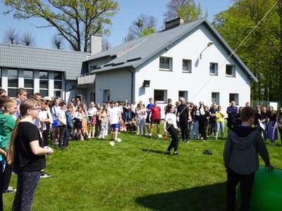 Alt=" Uczniowie szkół podstawowych Gminy Ciasna podczas XVII Szkolnych Prezentacjach Profilaktycznych w ramach ogólnopolskiej kampanii edukacyjnej, odbywającej się w Sierakowie Śląskim."