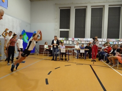 Alt=" Uczniowie szkół podstawowych Gminy Ciasna podczas XVII Szkolnych Prezentacjach Profilaktycznych w ramach ogólnopolskiej kampanii edukacyjnej, odbywającej się w Sierakowie Śląskim."