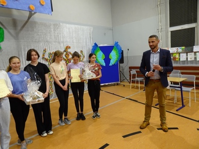 Alt=" Uczniowie szkół podstawowych Gminy Ciasna podczas XVII Szkolnych Prezentacjach Profilaktycznych w ramach ogólnopolskiej kampanii edukacyjnej, odbywającej się w Sierakowie Śląskim."