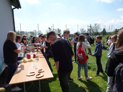 Alt=" Uczniowie szkół podstawowych Gminy Ciasna podczas XVII Szkolnych Prezentacjach Profilaktycznych w ramach ogólnopolskiej kampanii edukacyjnej, odbywającej się w Sierakowie Śląskim."