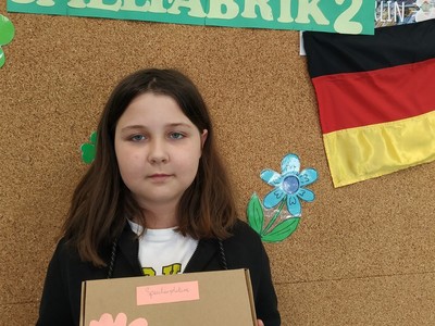 Alt="Zdjęcie przedstawia uczennicę biorącą udział w Spielfabrik – etap szkolny Konkursu Wojewódzkiego."