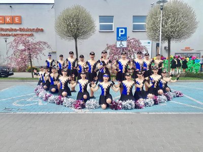 Alt="Zdjęcie przedstawia Zespół Tańca Mażoretkowego podczas Festiwalu "Parada" w Czerwionce-Leszczyny."