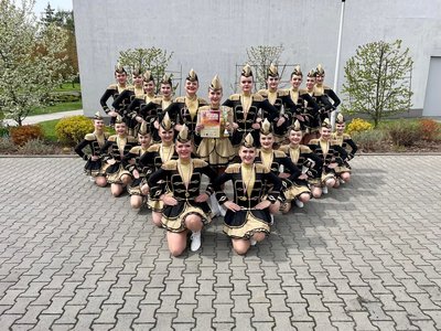 Alt="Zdjęcie przedstawia Zespół Tańca Mażoretkowego podczas Festiwalu "Parada" w Czerwionce-Leszczyny."