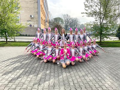 Alt="Zdjęcie przedstawia Zespół Tańca Mażoretkowego podczas Festiwalu "Parada" w Czerwionce-Leszczyny."