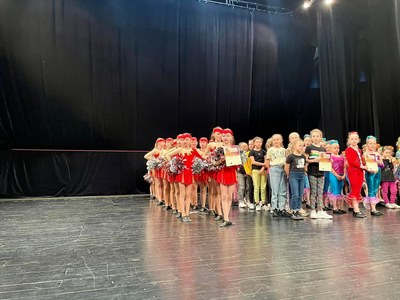 Alt="Zdjęcie przedstawia Zespół Tańca Mażoretkowego podczas Festiwalu "Parada" w Czerwionce-Leszczyny."