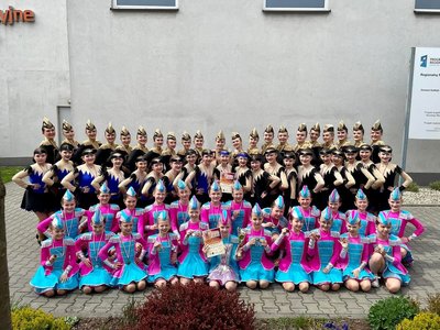 Alt="Zdjęcie przedstawia Zespół Tańca Mażoretkowego podczas Festiwalu "Parada" w Czerwionce-Leszczyny."