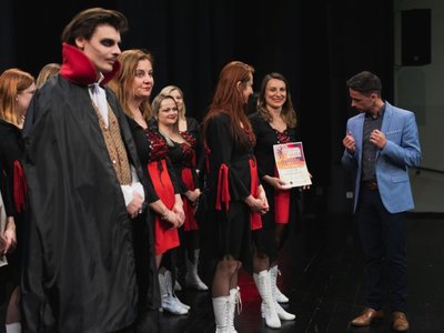 Alt="Zdjęcie przedstawia Zespół Tańca Mażoretkowego podczas Festiwalu "Parada" w Czerwionce-Leszczyny. źródło zdjęcia: https://www.facebook.com/ParadaFestiwalMazoretek "