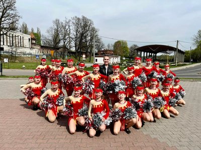 Alt="Zdjęcie przedstawia Zespół Tańca Mażoretkowego podczas Festiwalu "Parada" w Czerwionce-Leszczyny."
