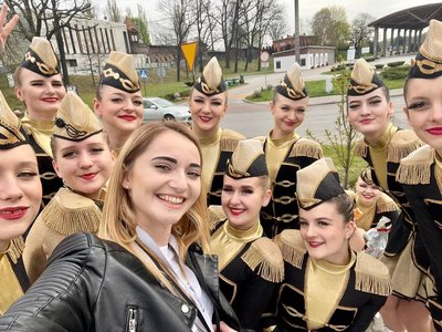 Alt="Zdjęcie przedstawia Zespół Tańca Mażoretkowego podczas Festiwalu "Parada" w Czerwionce-Leszczyny."