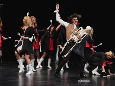 Alt="Zdjęcie przedstawia Zespół Tańca Mażoretkowego podczas Festiwalu "Parada" w Czerwionce-Leszczyny. źródło zdjęcia: https://www.facebook.com/ParadaFestiwalMazoretek "