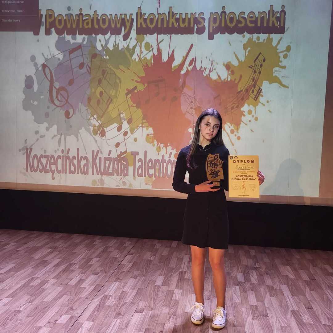 Alt="Zwyciężczyni Powiatowego Konkursu Piosenki "Koszęcińska Kuźnia Talentów" Amelia Chmiel."