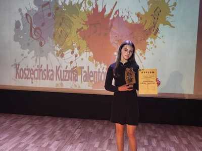 Alt="Zwyciężczyni Powiatowego Konkursu Piosenki "Koszęcińska Kuźnia Talentów" Amelia Chmiel."