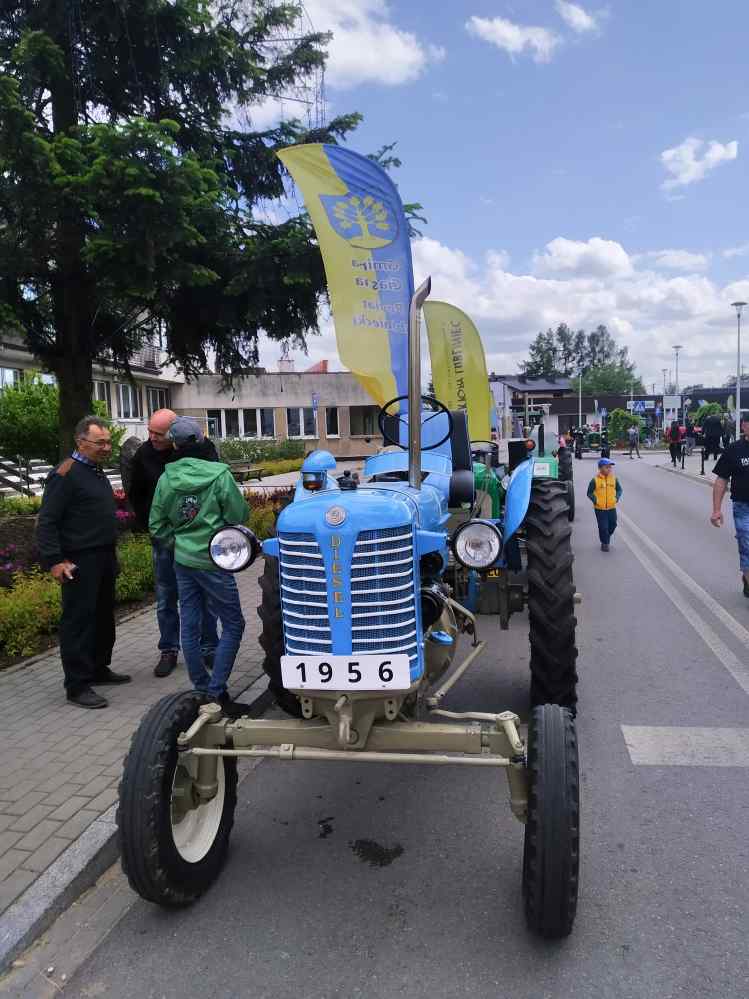 Alt="Zdjęcie przedstawia przyjazd Parady zabytkowych traktorów do Ciasnej."