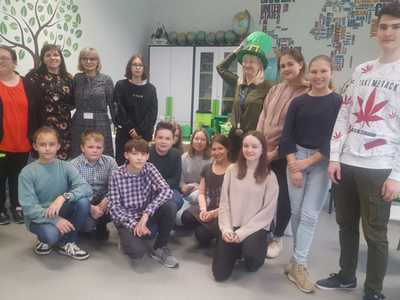Alt="Zdjęcie przedstawia aktywności uczniów podczas Szkolnego Tygodnia Języków."