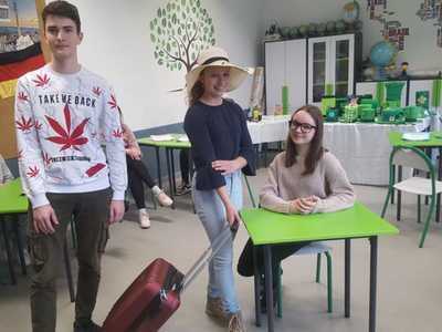 Alt="Zdjęcie przedstawia aktywności uczniów podczas Szkolnego Tygodnia Języków."