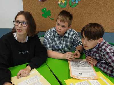 Alt="Zdjęcie przedstawia aktywności uczniów podczas Szkolnego Tygodnia Języków."