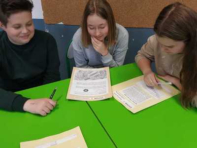 Alt="Zdjęcie przedstawia aktywności uczniów podczas Szkolnego Tygodnia Języków."