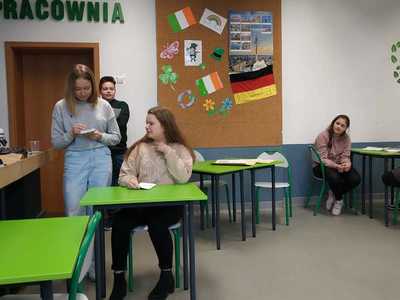 Alt="Zdjęcie przedstawia aktywności uczniów podczas Szkolnego Tygodnia Języków."