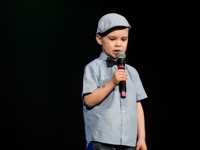 Alt="Zdjęcie przedstawia Filipa podczas wystepu. Zdjęcia pochodzą ze strony: https://mdk.lubliniec.pl/muzyczno-taneczny-zawrot-glowy-czyli-xxii-lubliniecka-wiosna-kulturalna-w-mdk/ , autor Daniel Dmitriew."